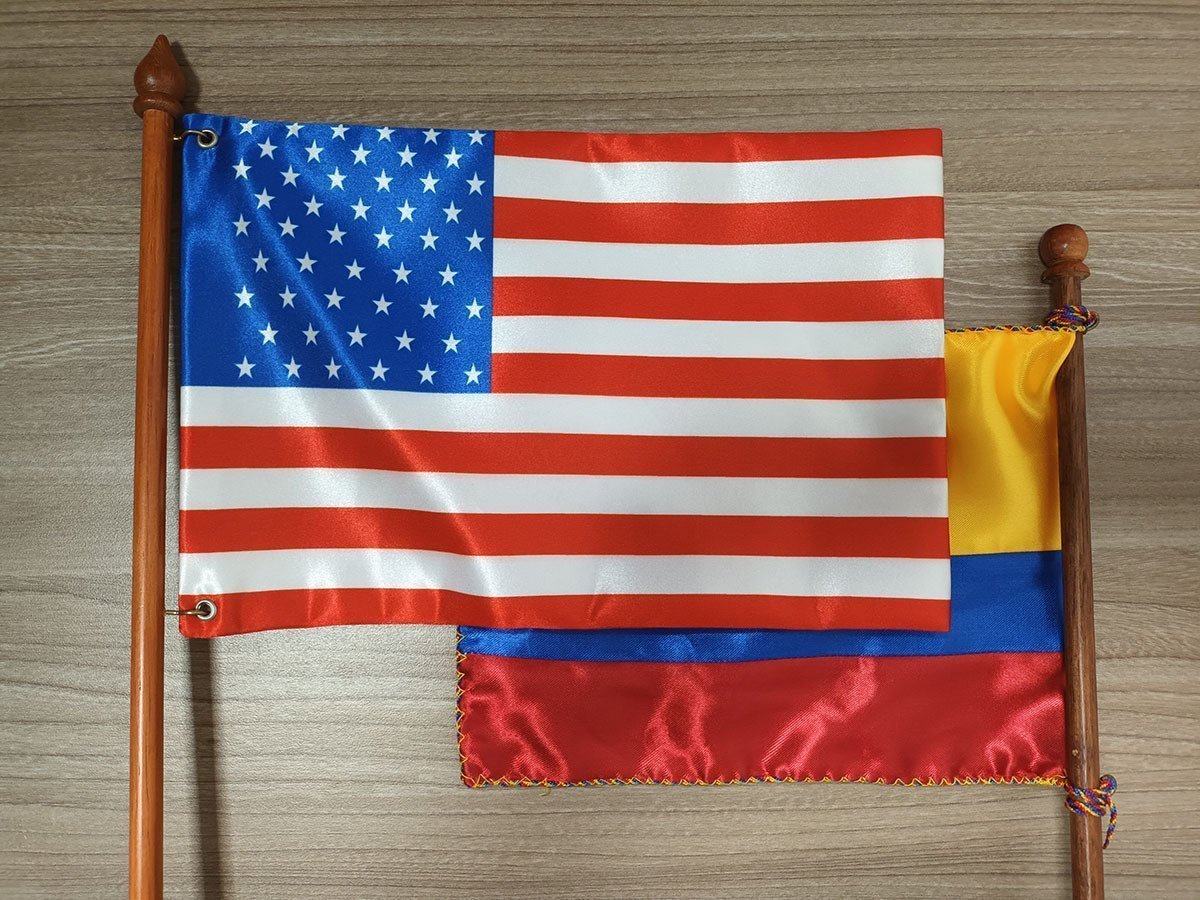 Bandera de Estados Unidos sobre bandera de Colombia