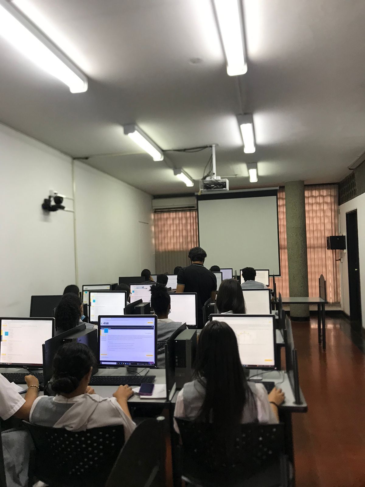 Estudiantes realizando pruebas en las instalaciones de la Universidad