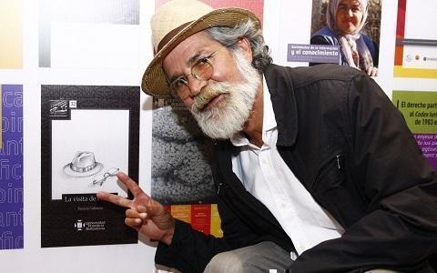Autor bolivariano con su libro en el reconocimiento a los Autores Bolivarianos 2016