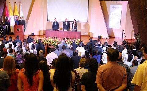Asistentes al reconocimiento de los Autores Bolivarianos 2016 en el Aula Magna cantando el himno