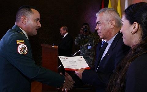 Rector entrega reconocimiento a un autor bolivariano 2016